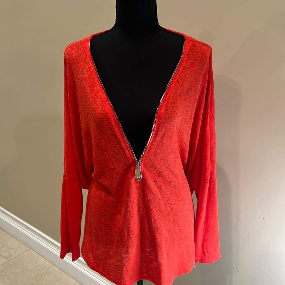 Alfani Medium orange light sweater
3/4 length sleeves
orange with gold zipper
